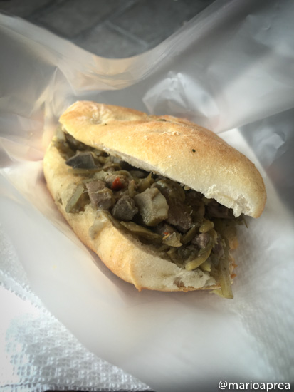 Panino con coratella e carciofi