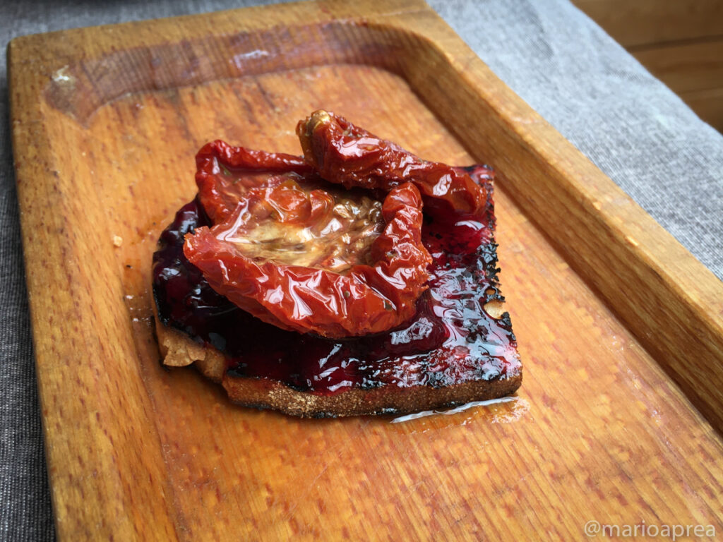 Bruschetta com marmellata e pomodori secchi