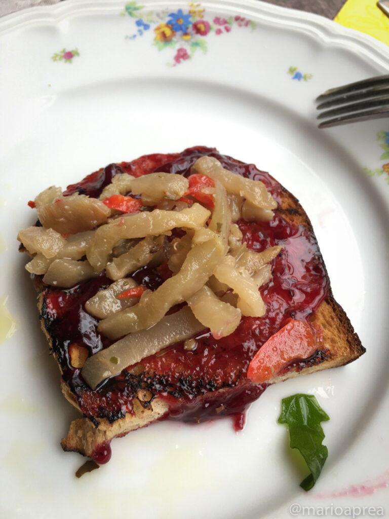 Bruschetta con marmellata e melanzane sott'olio